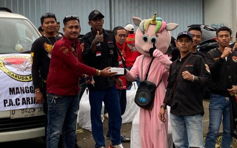 Mangala Garuda Putih Arjasari, Bagi Takjil Gratis Arjasari, Mangala Garuda Putih Berbagi Takjil, PAC Mangala Garuda Putih Arjasari, Bagi Takjil Ramadan Arjasari, Pembagian Takjil Gratis Bandung, Kegiatan Sosial Ramadan Arjasari, Ormas Mangala Garuda Putih, Takjil Gratis untuk Masyarakat, Kegiatan Ramadan Organisasi Masyarakat, Buka Puasa Bersama Mangala Garuda Putih, Mangala Garuda Putih Berbagi 1000 Takjil, Aksi Sosial Ramadan di Arjasari, Berbagi Takjil di Desa Lebakwangi, Mangala Garuda Putih PAC Arjasari bagikan 1000 takjil gratis, Kegiatan sosial Mangala Garuda Putih di Arjasari Bandung, Ormas Mangala Garuda Putih berbagi takjil di depan Alfamart Pasirjati, Mangala Garuda Putih Arjasari pererat silaturahmi lewat bagi takjil
