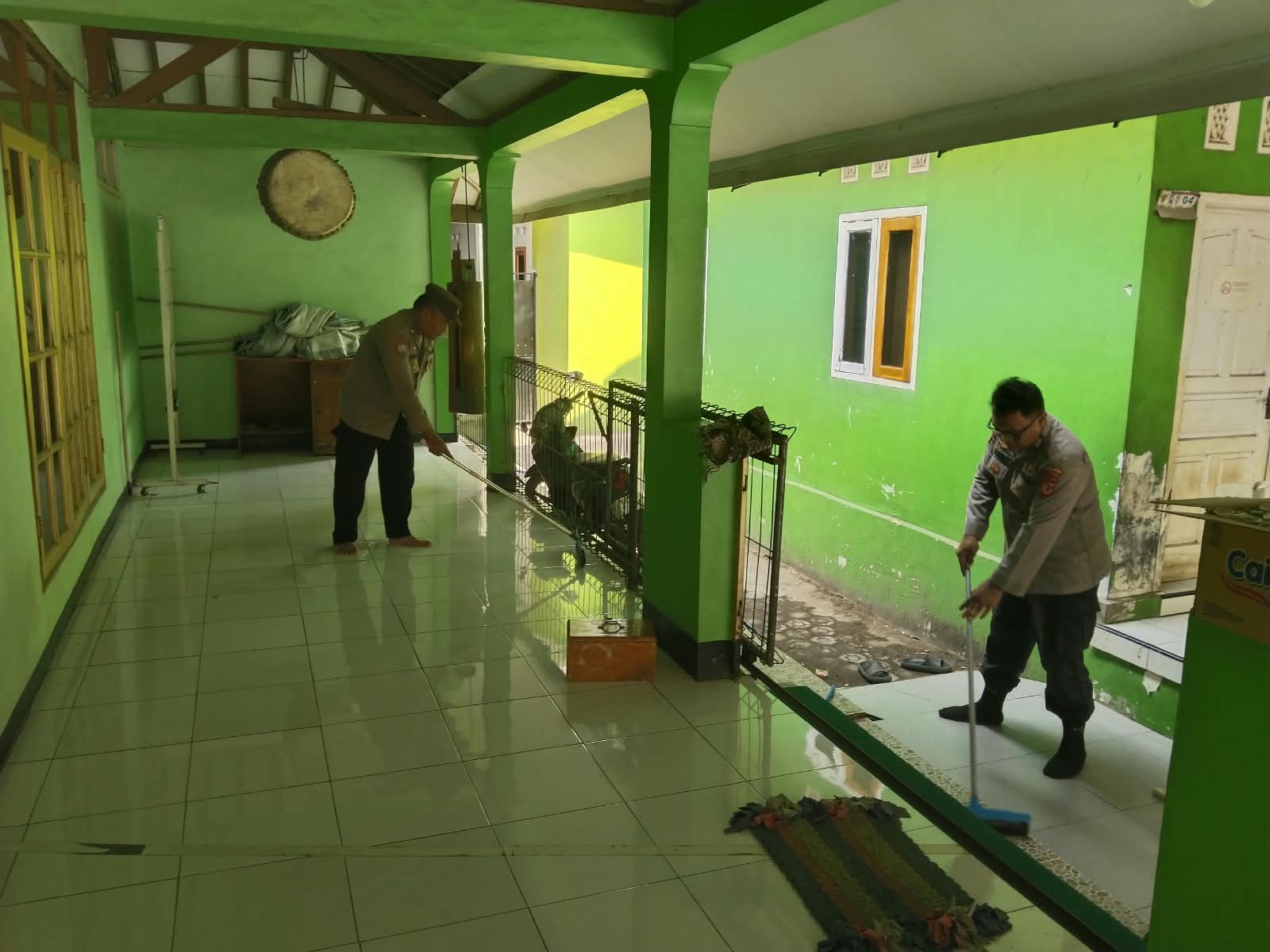 Wujud Kepedulian Lingkungan Tempat Ibadah, Dua Bhabinkamtibmas Polsek Dawuan Gelar Bakti Sosial Bersihkan Masjid Jami Al-Hikmah.